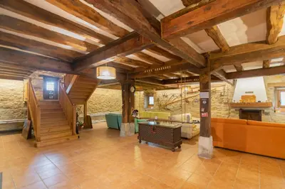 Plano de Amplia casa rural ideal para familias y grupos