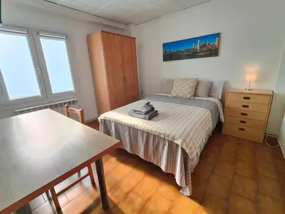 Cama o camas de una habitación en Piso tranquilo para tres trabajadores