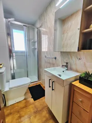 Un baño de Piso tranquilo para tres trabajadores