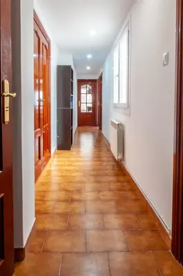 Plano de Piso tranquilo para tres trabajadores