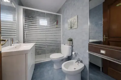 Un baño de Casa Dalia grande y luminosa con terraza y garaje en pueblo tranquilo