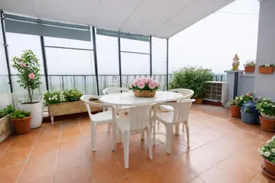 Un balcón o terraza de Casa Dalia grande y luminosa con terraza y garaje en pueblo tranquilo