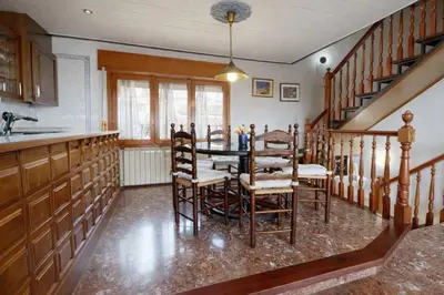 Plano de Casa Dalia grande y luminosa con terraza y garaje en pueblo tranquilo
