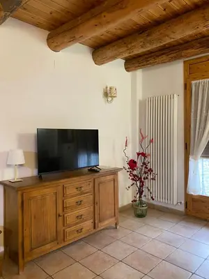 Una televisión o centro de entretenimiento en Apartamentos Fogaron