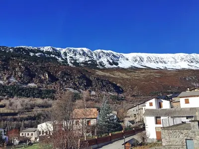 Vista general de una montaña o vista desde la casa o chalet