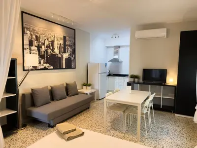 Una televisión o centro de entretenimiento en Apartamentos Caspe