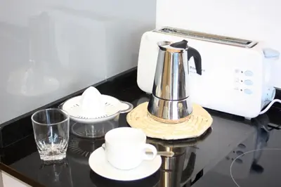 Utensilios para hacer té y café en Apartamento Avenida