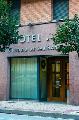 Fachada o entrada de SNÖ Hotel Ciudad de Sabiñánigo