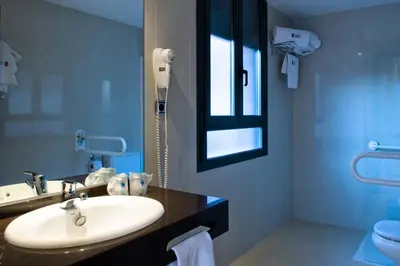 Un baño de SNÖ Hotel Ciudad de Sabiñánigo