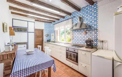 Una cocina o zona de cocina en Awesome Home In Riudoms