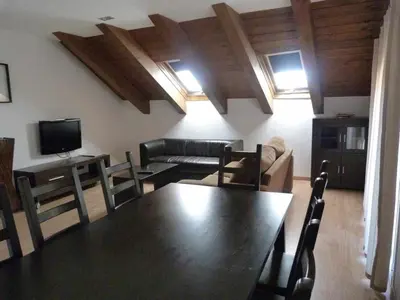 Una televisión o centro de entretenimiento en Apartamentos Puerta de Ordesa
