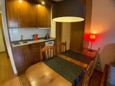 Una cocina o zona de cocina en Apartamentos Los Lagos