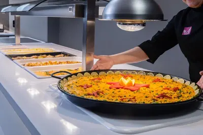 Comida en o cerca de este hotel