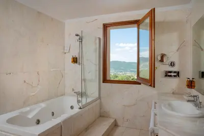 Un baño de Hotel Can Boix de Peramola