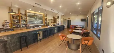 El salón o zona de bar de Hotel Meson de L’Ainsa