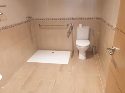 Un baño de Apartahotel La Corrala