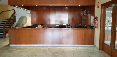 El vestíbulo o zona de recepción de Hotel Reina Isabel