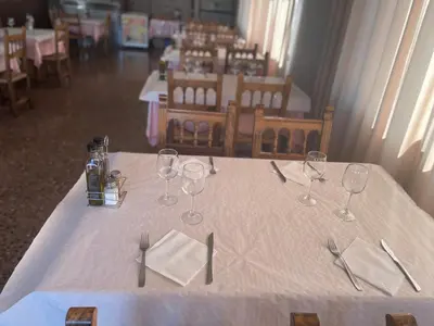Un restaurante o sitio para comer en Hotel Reina Isabel