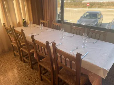 Un restaurante o sitio para comer en Hotel Reina Isabel