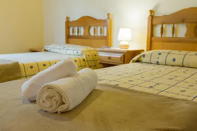 Cama o camas de una habitación en Hostal Aiguamog