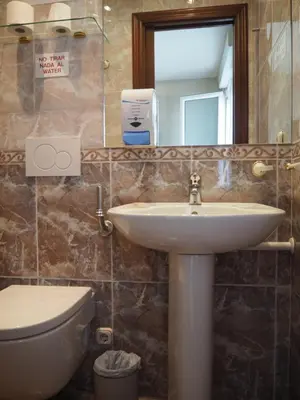 Un baño de Hostal Acella