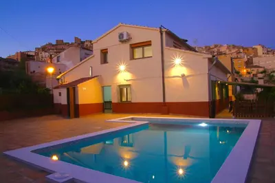 Piscina en o cerca de CASA LA FÀBRICA