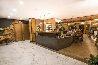Un restaurante o sitio para comer en Hotel Victor