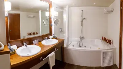 Un baño de Gran Hotel Ciudad de Barbastro