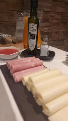 Comida en o cerca de este hotel