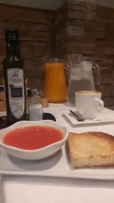 Comida en o cerca de este hotel