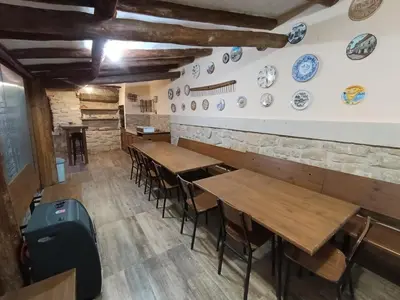 Un restaurante o sitio para comer en Habitación independiente en Casa Rural Javier
