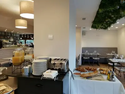 Comida en o cerca de este hotel