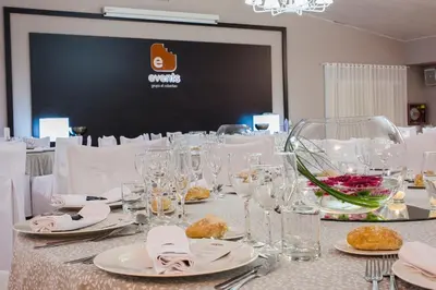 Comida en o cerca de este hotel