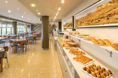 Comida en o cerca de este hotel