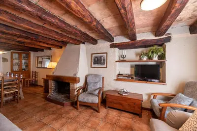 Una televisión o centro de entretenimiento en Casa Rural Moixella