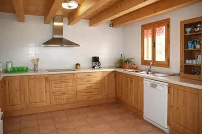 Una cocina o zona de cocina en Casa con piscina y vistas a montaña - Cal Solsona