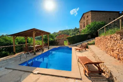 Piscina en o cerca de Casa con piscina y vistas a montaña - Cal Solsona
