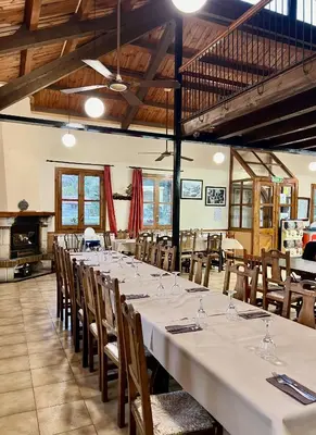 Un restaurante o sitio para comer en Camping Valle de Hecho