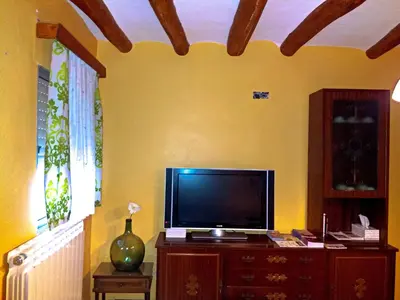 Una televisión o centro de entretenimiento en La Alcoba de Becquer
