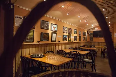 Un restaurante o sitio para comer en Apartament amb vistes al castell - Cal Martí