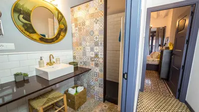 Un baño de Groc Rooms