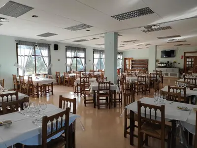 Un restaurante o sitio para comer en Hostal Restaurante Venta del Barro