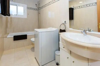 Un baño de Cal Cinque