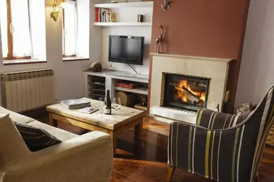 Una televisión o centro de entretenimiento en Acogedor apartamento rural para escapada tranquila