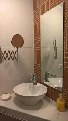 Un baño de loft con terraza y barbacoa