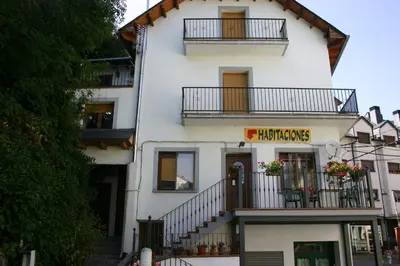 Edificio en el que se encuentra el hostal o pensión