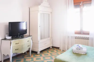 Una televisión o centro de entretenimiento en Casa Arbós Casa rural a Arbeca, les Garrigues