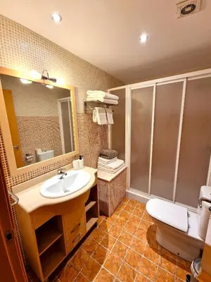 Un baño de Sierco Apartamentos Ainsa