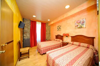 Cama o camas de una habitación en Hostal Vall D'Aneu by Arcas & Sambola