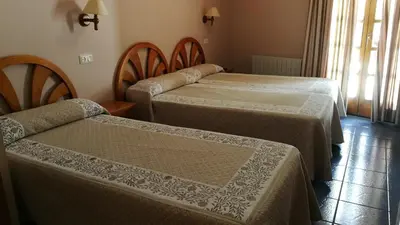 Cama o camas de una habitación en Hostal Casa Lacreu